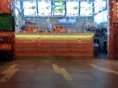 低薪通过湿玻璃快速食品柜台背景
