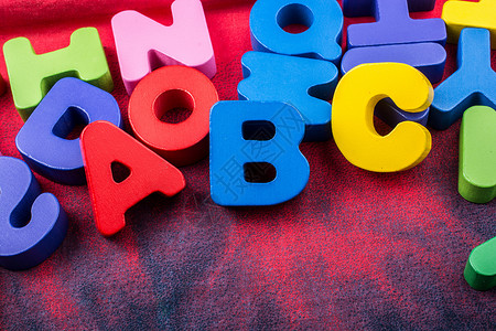彩色标题背景由木制的彩色ABC字母拼写学生知识学者商业孩子智力公司幼儿园训练背景