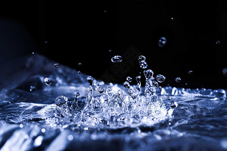 气泡中的素材水滴飞溅在声膜上 空气中有很多水滴 高频声波 水云小滴 冻结的时间拍摄雨滴蓝色波纹环境流动气泡宏观活力运动液体背景