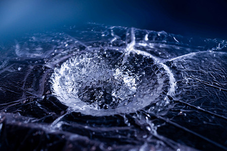 水滴飞溅在声膜上 空气中有很多水滴 高频声波 水云小滴 冻结的时间拍摄液体流动运动波纹圆圈雨滴活力环境蓝色宏观背景图片