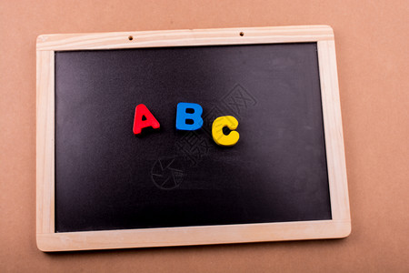 由木制的彩色ABC字母拼写幼儿园童年智商学习商业创造力标题教学文章背景图片