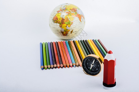 带罗盘 笔和球的彩色铅笔教学教育绘画地球学习背景图片