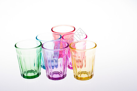 色彩多彩的饮用水杯想法概念玻璃杯子背景图片