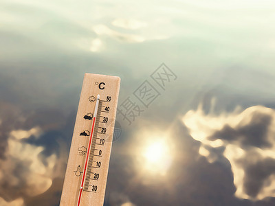 热量温度显示 30 度热量的温度计以湖水为背景 有云和太阳的反射背景