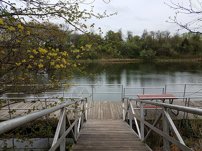 漂浮平台 野餐桌和湖边的木制步行道或斜坡高清图片