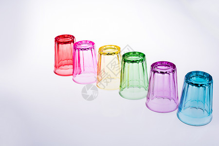 色彩多彩的饮用水杯玻璃想法概念杯子背景图片