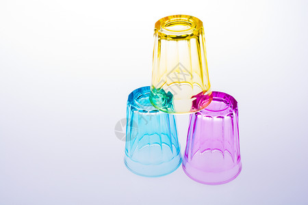 色彩多彩的饮用水杯杯子想法概念玻璃背景图片