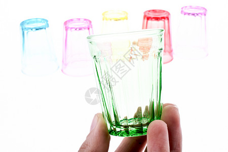 手握着丰富多彩的酒杯玻璃水杯杯子概念想法背景图片