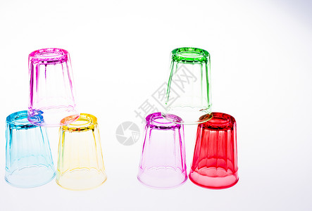 色彩多彩的饮用水杯概念杯子玻璃想法背景图片