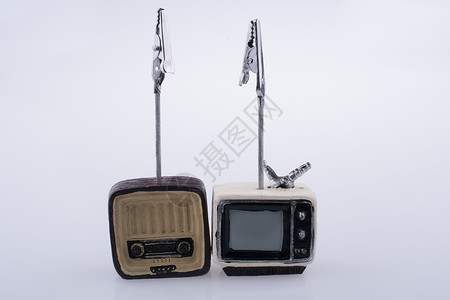 电视机模型白色背景的微小电视和无线电台模型(重音)背景