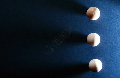 圆盘三角锥与Shado的木球秘密想像力玩具木头台球桌童年团队领导游戏阴影背景