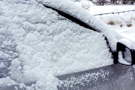 镇部分城市降雪 车里有部分被雪覆盖汽车下雪天气车辆驾驶雪堆季节气候温度街道背景