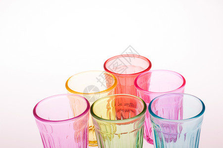 色彩多彩的饮用水杯杯子玻璃概念想法背景图片