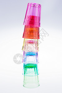 色彩多彩的饮用水杯概念玻璃想法杯子背景图片