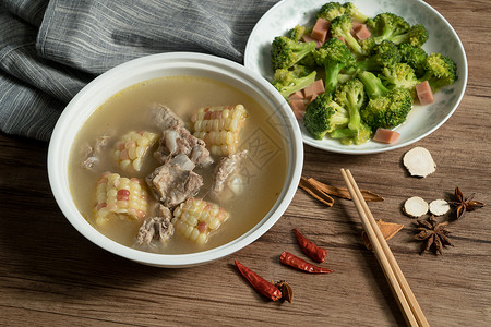 骨头汤玉米猪肉汤 美味的中国菜浓汤木头香料桌子酱油营养勺子午餐厨师烹饪背景