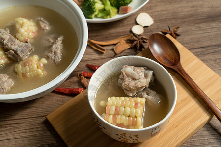 玉米猪肉汤 美味的中国菜厨师木头营养美食香料午餐桌子酱油猪排食物背景图片