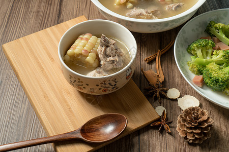 熬骨头汤玉米猪肉汤 美味的中国菜营养学午餐浓汤木头饮食食物香料酱油桌子烹饪背景