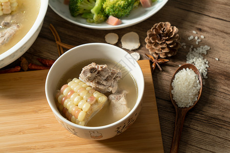 骨头汤玉米猪肉汤 美味的中国菜厨师酱油食物午餐饮食勺子香料木头猪排浓汤背景