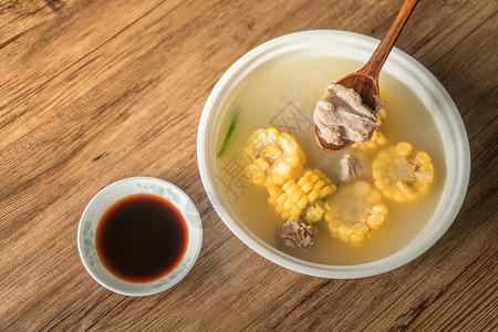 玉米猪肉汤 美味的中国菜浓汤酱油猪肉营养桌子美食食物木头厨师猪排背景图片