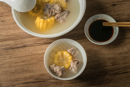 熬骨头汤玉米猪肉汤 美味的中国菜猪肉营养学木头烹饪酱油猪排桌子美食饮食厨师背景