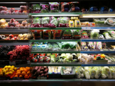 超级超市产品架子模糊冷却器商品健康顾客货架大卖场背景店铺饮料食物背景图片