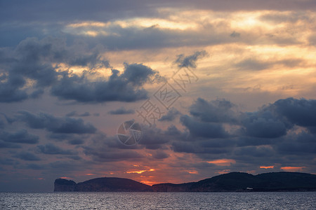 黄昏在睡在阿尔盖罗的巨人身上假期反射海洋天空橙子太阳观光场景地平线日落背景