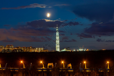 看见圣彼得堡的拉赫塔中心塔台 在日落时 有云和月亮照明天空月光照片月亮赛道场景建筑学景观摩天大楼背景