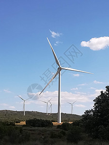 蓝色天空的山上风力发电机活力植物农场经济养护技术太阳电气涡轮刀片背景图片