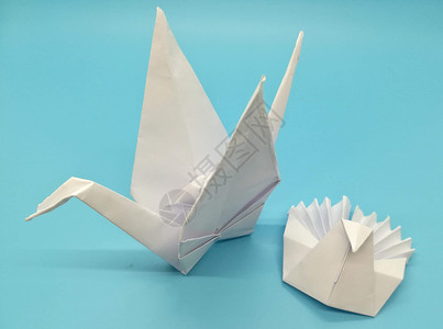 折叠鸟千纸鹤以白皮书制作的Origami数字起重机手工业传统翅膀手工魅力折叠白色动物折纸背景