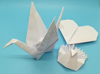 以白皮书制作的Origami数字魅力传统手工业动物折叠白色起重机折纸手工翅膀背景图片