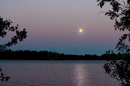 湖面上的月亮月亮反射在湖面上 美丽的夜景 背景和风景镜子天空卫星蓝色月球天文学世界海浪黑暗圆圈背景