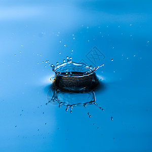 溅散的水靠近水滴或喷洒图象 蓝色背灰背景