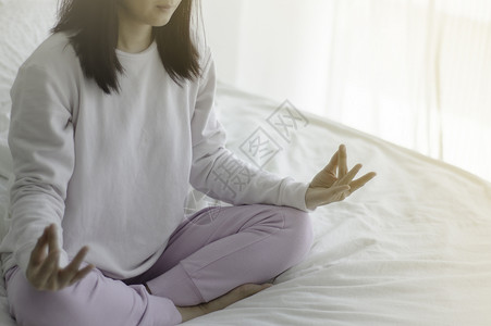 瑜伽锻炼元素女人坐在床垫上的瑜伽上冥想疼痛身体运动女孩女性头脑女士姿势唤醒背景