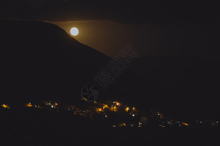 月光下的夜景从克罗地亚的岩石山到亚得里亚海沿岸的城市 不同的色调旅行建筑学游客首都海滩旅游地标天蓝色树木贫民窟图片