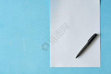 白纸上写着黑笔的白纸 在浅蓝色背景上被修饰了桌面商业笔记本出版物软垫文档目录铅笔空白页日记背景图片