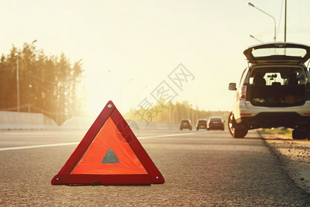越野车标志公路和紧急停车标志两侧的汽车被撞坏旅行司机危险运输汽油安全警告帮助交通越野车背景