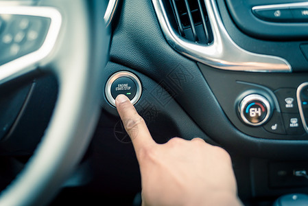球形光感手按无键车的启动停止按钮奢华汽车引擎车辆司机男人手指钥匙发动机力量背景