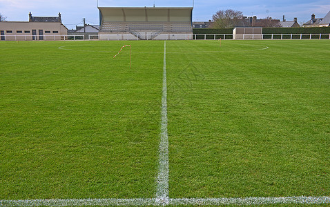 半蓬草在一个空足球场中央的视图Name公园团队体育场天空草地院子蓝色足球竞赛地面背景