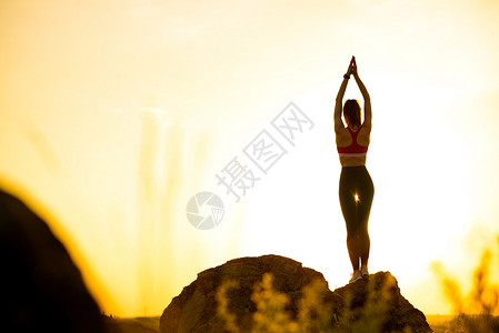 肢端瑜伽女性在户外伸展 温暖的反日落运动 体育和健康活跃生命体概念全景太阳天空姿势运动耀斑身体锻炼女孩阳光背景