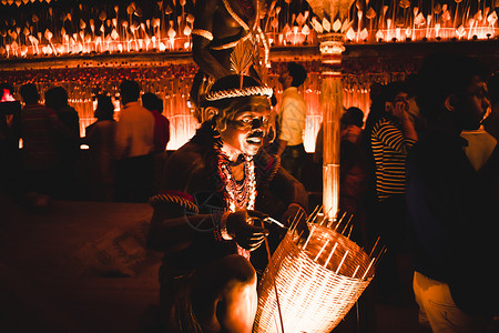 玖月你好时光加尔各答 印度 2017 年 9 月-传统部落非洲祖鲁舞者的装饰艺术和工艺雕塑穿着部落祖鲁服装 并在著名的中演奏非洲部落鼓背景
