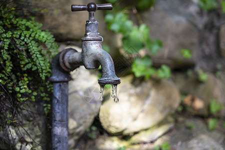 水龙头滴落图片