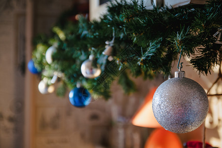 圣诞树上的玻璃球和装饰品 带蓝色和银色球的圣诞树花环 特写 透视 模糊季节云杉松树装饰圆圈木头假期玩具金子庆典背景