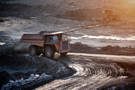 三价合一煤炭准备厂 在工地的大型采矿卡车背景