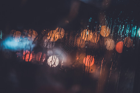 潘普洛纳雨夜透过窗户的红绿灯圆形液体创造力汽车背景街道股票城市耀斑交通背景
