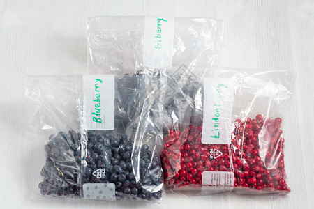 蓝莓包放在一个袋子上 准备冷冻和贮存 最高视线背景