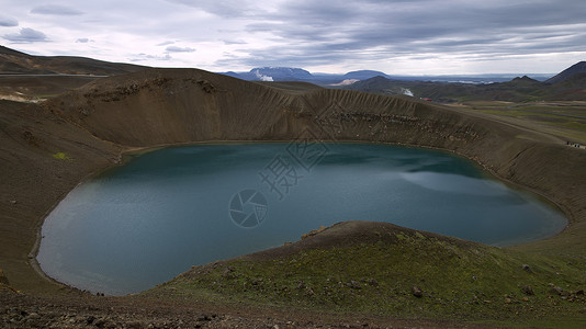 火山壁画板中的小Azure湖照片背景图片