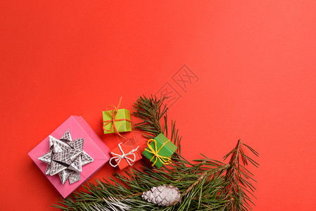 圣诞节或新年背景 由Xmas装饰品和fir分枝制成的普通面板 平地 空白的问候文字空间金子季节白色装饰礼物卡片绿色问候语季节性庆背景图片