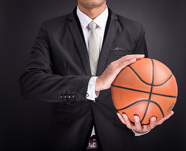 商务球青年商务人士 拥有篮球球微笑办公室运动冒充衣领工作商业幸福男人橙子背景
