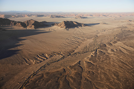 热气球降落在索苏夫莱沙漠的沙子上高清图片