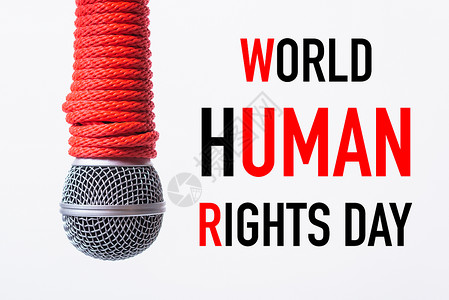 将世界人权日的文字放在麦克风上高清图片